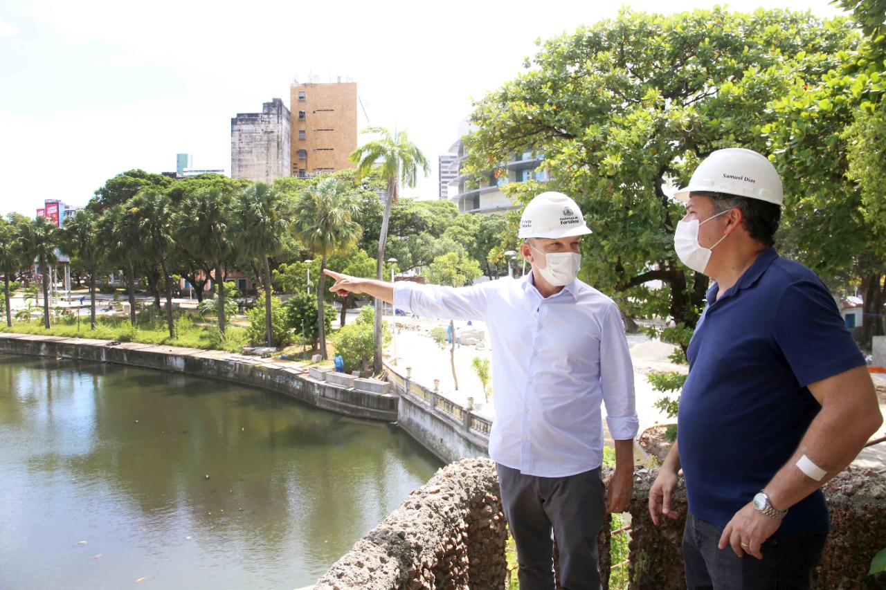 sarto observa a lagoa dentro da Cidade da Criança